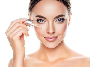 سرم صورت چیست؟: راهنمایی جامع در مورد مزایا، استفاده‌ها و تاثیرات